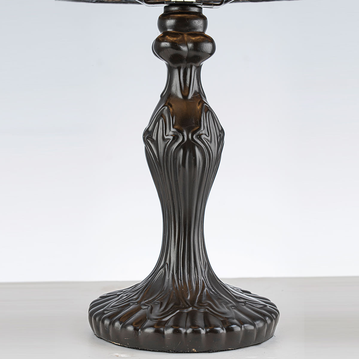 Larissa 37cm Monivärinen valmistajalta Elstead Lighting - Kupumainen varjostin on valmistettu värillisestä taidelasista kauniissa punaisen, keltaisen, vihreän ja sinisen sävyissä, jotka yhdessä muodostavat yksityiskohtaisen ja värikkään kuvion.
