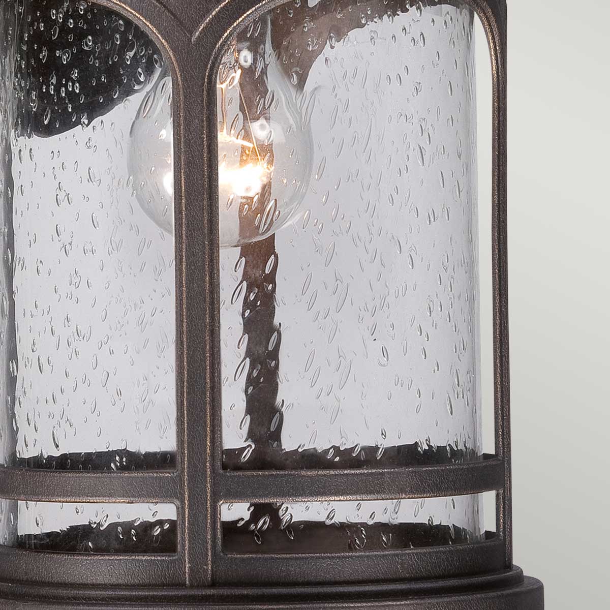 Marblehead Pronssi ulkovalo valmistajalta Elstead Lighting - Tämä lamppu on valmistettu säänkestävästä materiaalista ja sillä on 5 vuoden takuu, ja se on rakennettu kestämään useita vuosia.