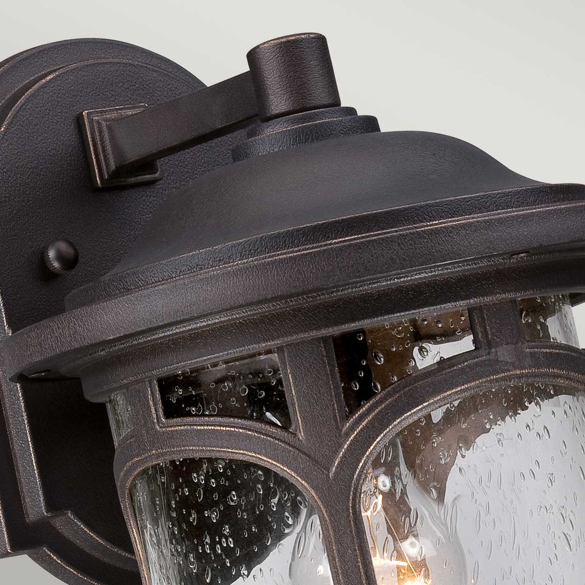 Marblehead Pronssi ulkovalo valmistajalta Elstead Lighting - Tämä lamppu on valmistettu säänkestävästä materiaalista ja sillä on 5 vuoden takuu, ja se on rakennettu kestämään useita vuosia.