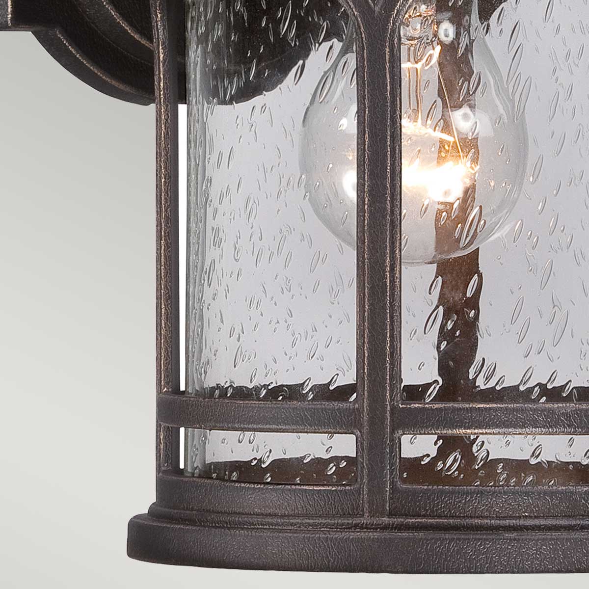 Marblehead Pronssi ulkovalo valmistajalta Elstead Lighting - Tämä lamppu on valmistettu säänkestävästä materiaalista ja sillä on 5 vuoden takuu, ja se on rakennettu kestämään useita vuosia.