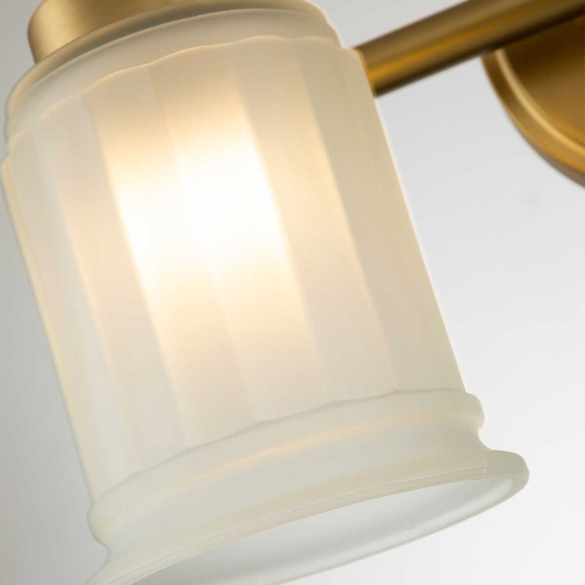 Swell 36cm Harjattua messinkiä kylpyhuoneen valaisin valmistajalta Elstead Lighting - Harjattua messinki&auml; oleva Swell-sein&auml;valaisin on tyylik&auml;s amerikkalainen klassikko, joka on valmistettu ter&auml;ksest&auml; himme&auml;ll&auml; lasilla.