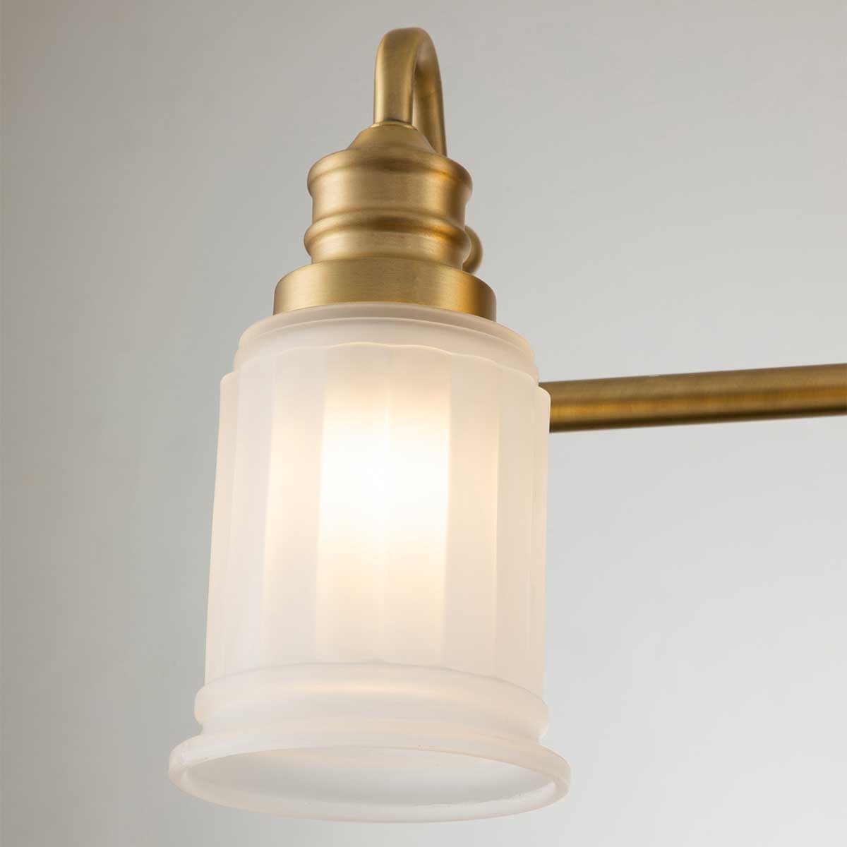 Swell 82cm Harjattua messinkiä kylpyhuoneen valaisin valmistajalta Elstead Lighting - Harjattua messinkiä oleva Swell-seinävalaisin on tyylikäs amerikkalainen klassikko, joka on valmistettu teräksestä himmeällä lasilla.
