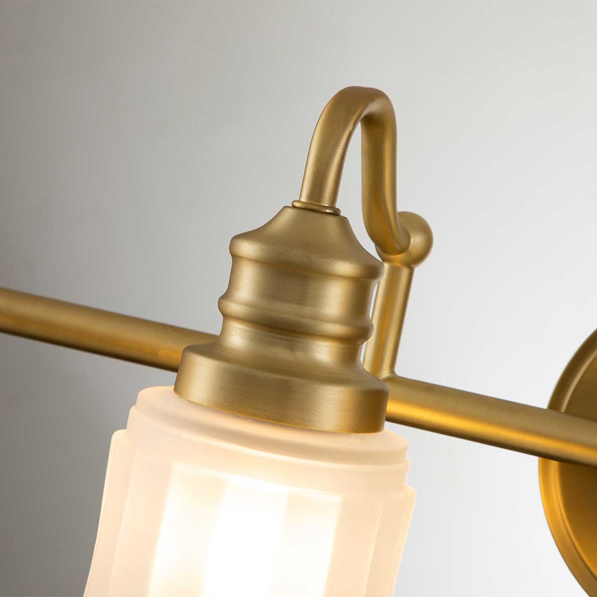 Swell 82cm Harjattua messinkiä kylpyhuoneen valaisin valmistajalta Elstead Lighting - Harjattua messinkiä oleva Swell-seinävalaisin on tyylikäs amerikkalainen klassikko, joka on valmistettu teräksestä himmeällä lasilla.