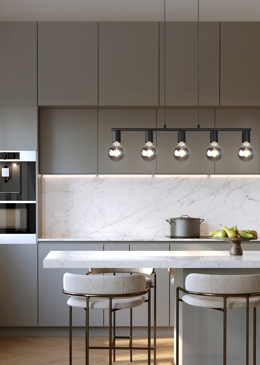 Vannes 82cm Musta kattovalaisin valmistajalta Trio Lighting - Vannes on tyylikäs ja moderni kattovalaisin, jossa yhdistyy teollinen muotoilu ja yksinkertainen eleganssi.