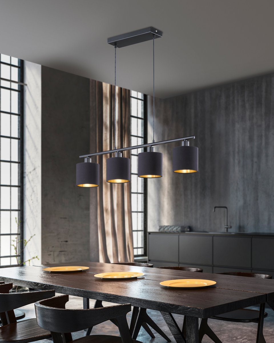 Tommy 75cm Musta kattovalaisin valmistajalta Trio Lighting - Neljällä valonlähteellä ja säädettävällä jousituksen pituudella 150 cm asti valaisin on ihanteellinen valaistuksen keskittämiseen ja kutsuvan tunnelman luomiseen.