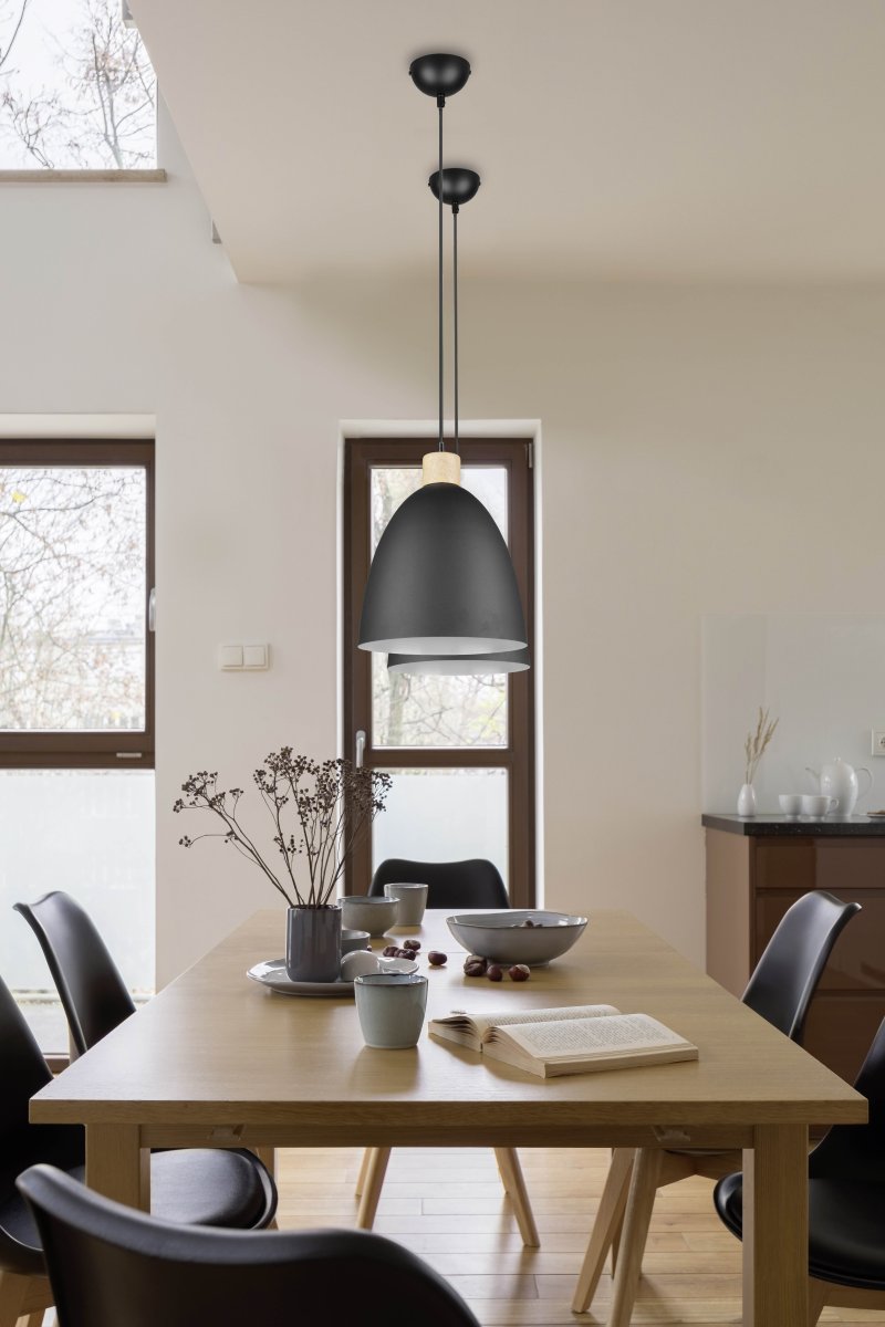 Jagger Ø25 Musta kattovalaisin valmistajalta Trio Lighting - Jagger kattoriipus yhdistää puun&auml; ja metallia tyylikkäässä materiaalisekoituksessa, joka vangitsee katseen ja luo jännittävän kontrastin.