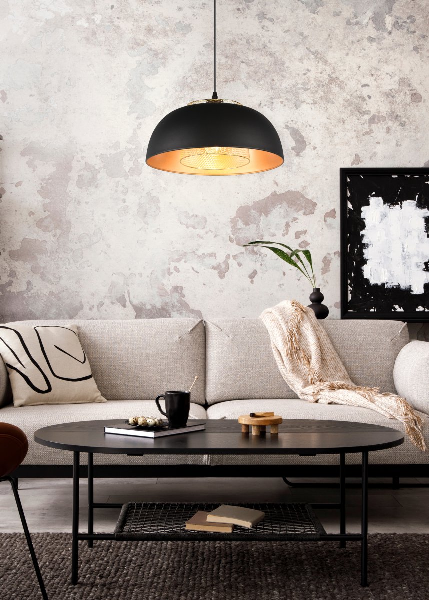 Punch Ø35 Musta kattovalaisin valmistajalta Trio Lighting - Valaisimen tyylikäs muoto ja mattamustan ja kullan väriyhdistelmä lisäävät r&aring; ja tyylikäs teollisuustunnelma, joka nostaa sisustuksen omaan neljään seinään.
