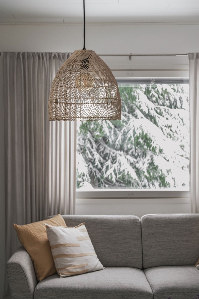 Rike Ø35 Luonto kattovalaisin valmistajalta Trio Lighting - Trendikäs rottinkivarjostin luo kutsuvan ja ilmavan tunnelman ja lisää samalla koristeellisia ja kirkkaita aksentteja kotiisi.
