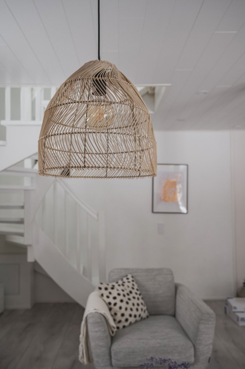 Rike Ø35 Luonto kattovalaisin valmistajalta Trio Lighting - Trendikäs rottinkivarjostin luo kutsuvan ja ilmavan tunnelman ja lisää samalla koristeellisia ja kirkkaita aksentteja kotiisi.