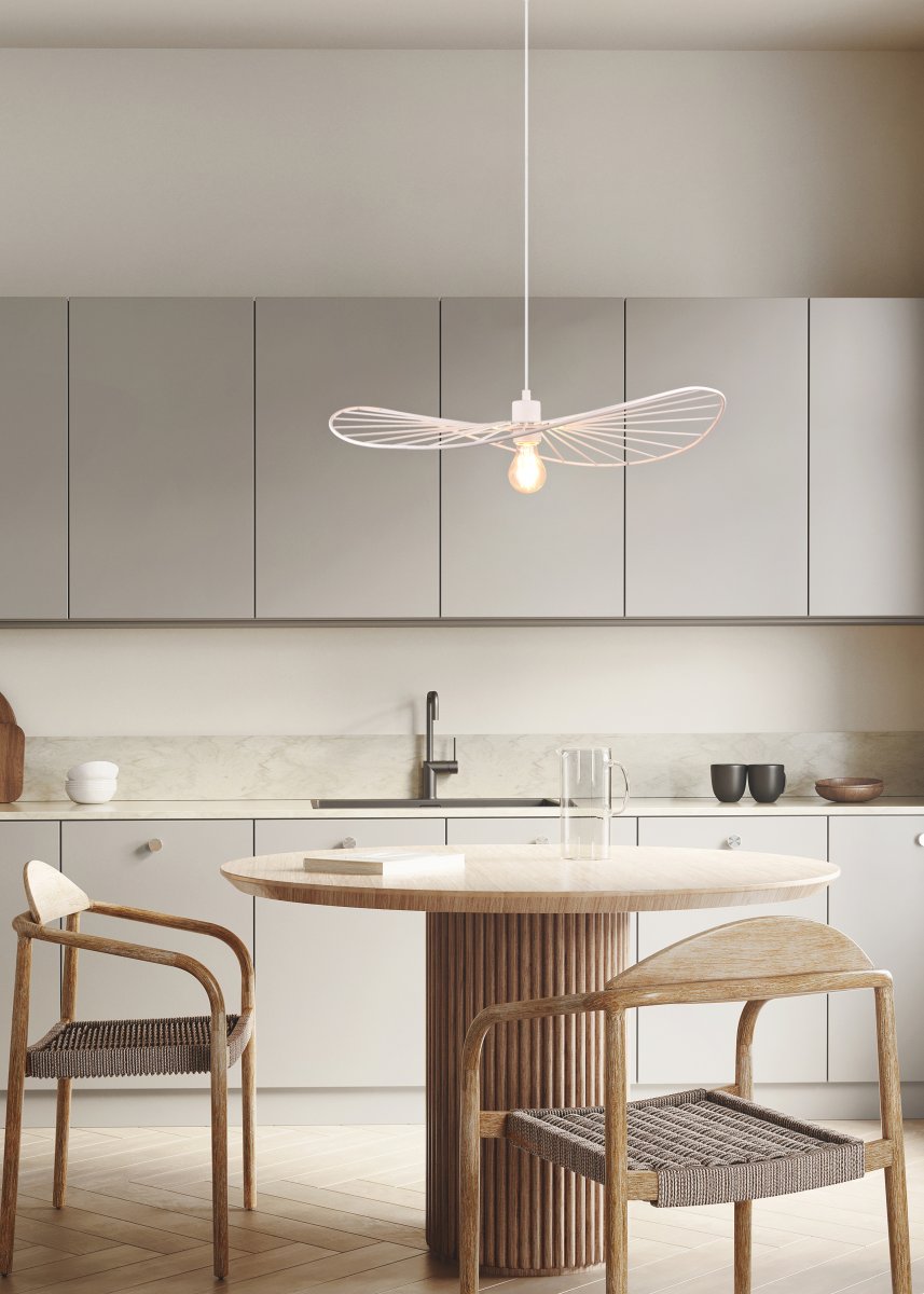 Chapeau Ø60 Valkoinen kattovalaisin valmistajalta Trio Lighting - Sen koristeellinen metallikotelo tekee siitä täydellisen täydennyksen olohuoneisiin ja ruokailutiloihin, joissa se lisää ainutlaatuista keveyden tunnetta kauniin valon ja varjon välisen leikin kautta.
