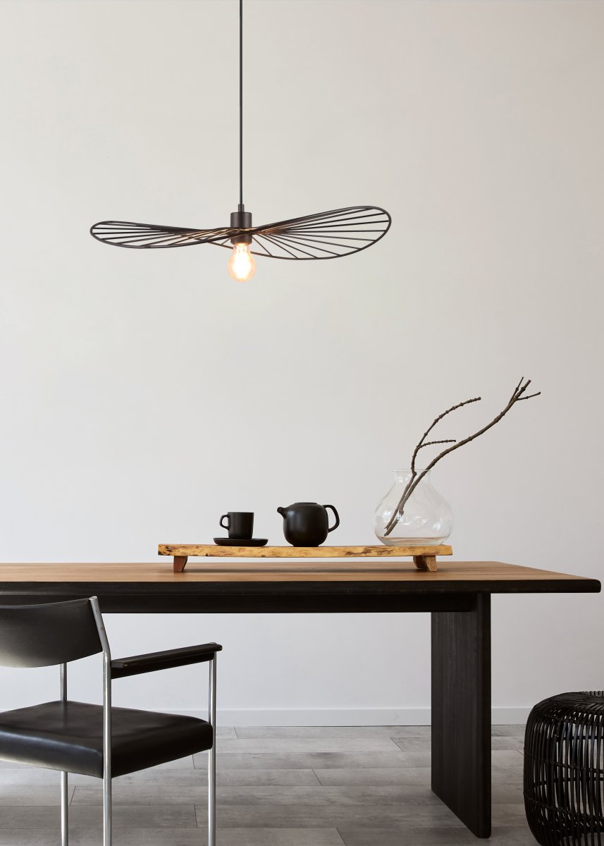 Chapeau Ø60 Musta kattovalaisin valmistajalta Trio Lighting - Sen koristeellinen metallikotelo tekee siitä täydellisen täydennyksen olohuoneisiin ja ruokailutiloihin, joissa se lisää ainutlaatuista keveyden tunnetta kauniin valon ja varjon välisen leikin kautta.