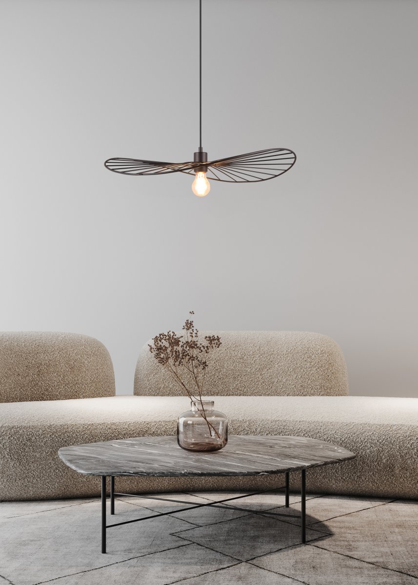 Chapeau Ø60 Musta kattovalaisin valmistajalta Trio Lighting - Sen koristeellinen metallikotelo tekee siitä täydellisen täydennyksen olohuoneisiin ja ruokailutiloihin, joissa se lisää ainutlaatuista keveyden tunnetta kauniin valon ja varjon välisen leikin kautta.