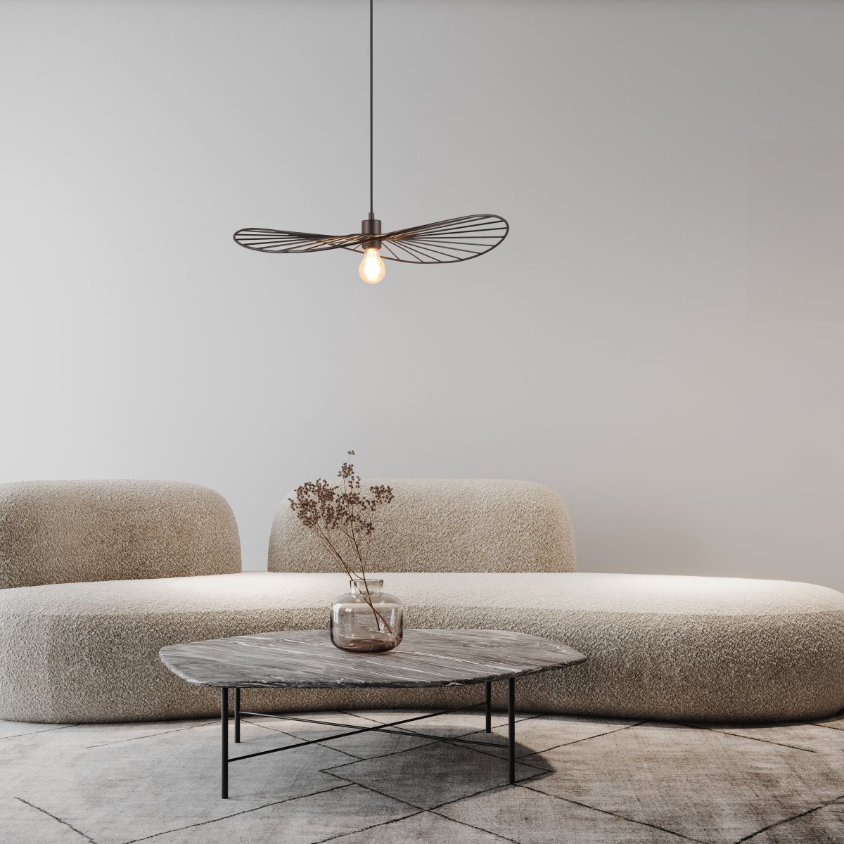 Chapeau Ø60 Musta kattovalaisin valmistajalta Trio Lighting - Sen koristeellinen metallikotelo tekee siitä täydellisen täydennyksen olohuoneisiin ja ruokailutiloihin, joissa se lisää ainutlaatuista keveyden tunnetta kauniin valon ja varjon välisen leikin kautta.