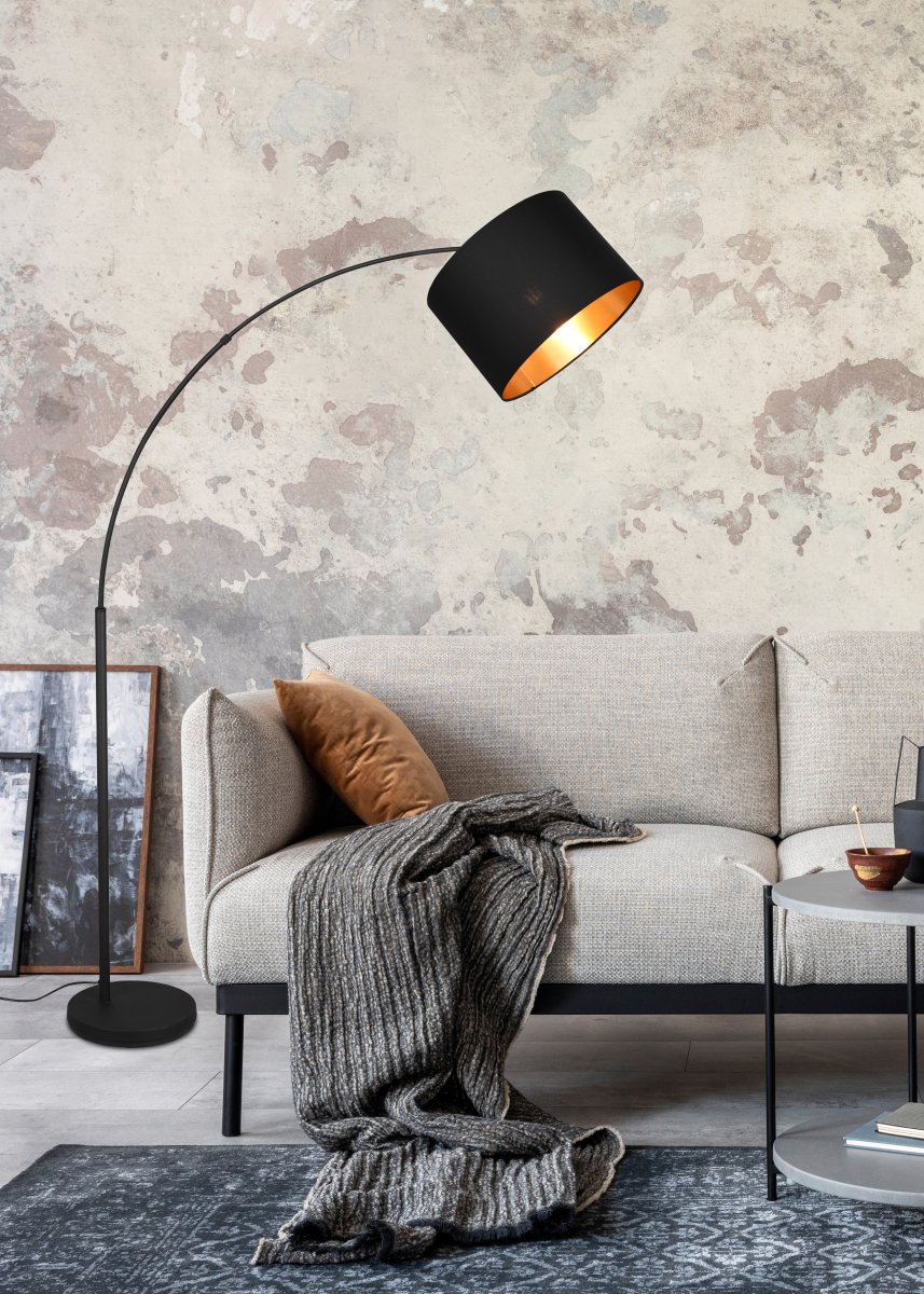 Bolivia Musta lattiavalaisin valmistajalta Trio Lighting - Tekstiilivarjostimellaan moderni ja elegantti valaisin on kohokohta sohvan vieressä ja tarjoaa samalla täydellisen ja tunnelmallisen valaistuksen.