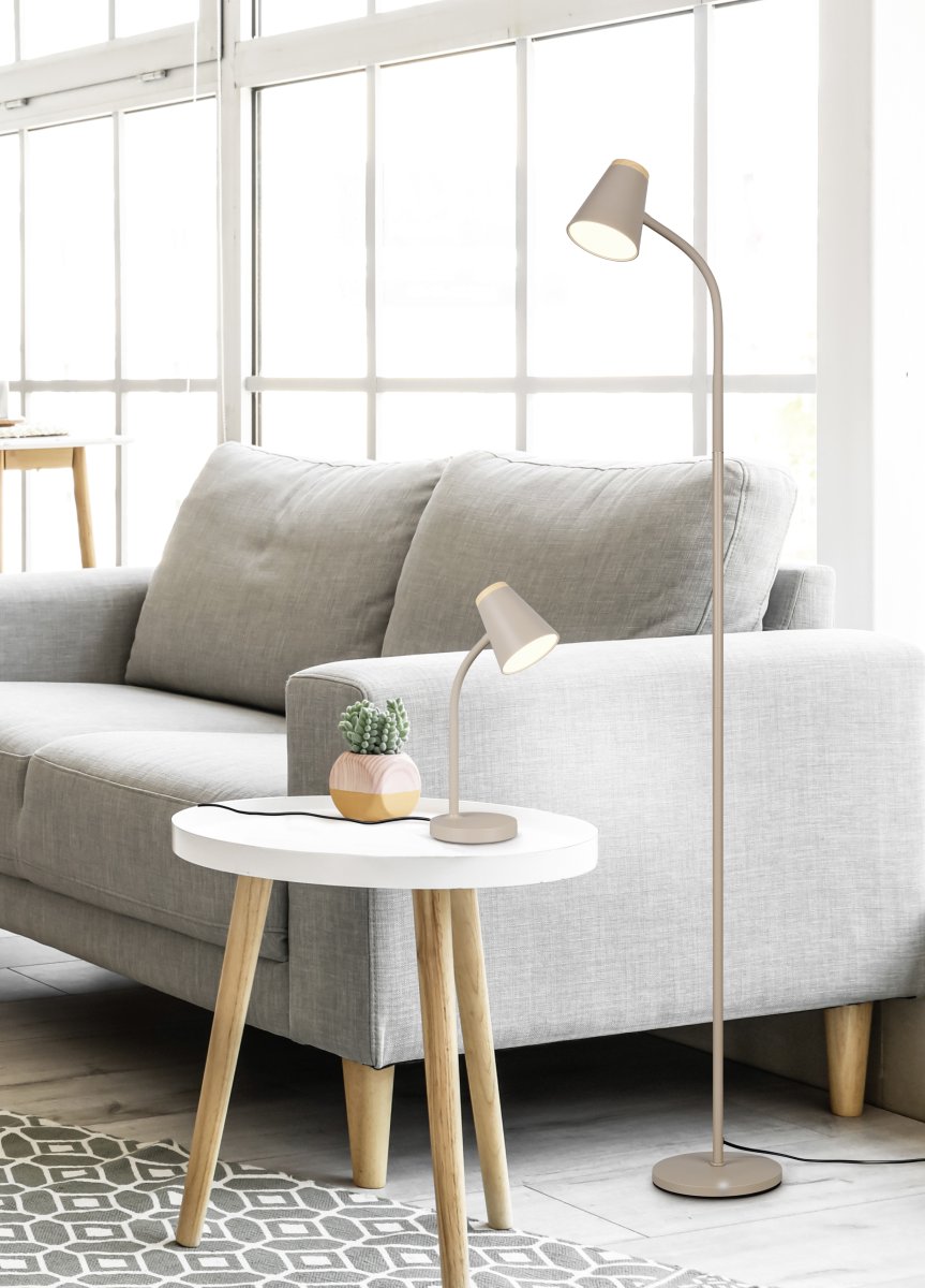 Pongo Beige lattiavalaisin valmistajalta Trio Lighting - Tyylik&auml;s muoto ja kulmikas lampunp&auml;&auml; tekev&auml;t Pongosta monipuolisen ja sulautuu helposti mihin tahansa kotiin ja tyyliin.