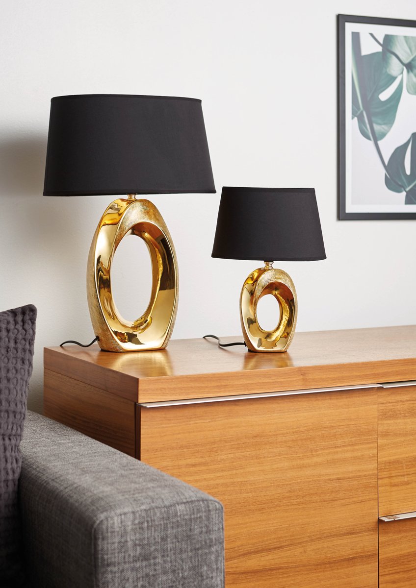 Taba 52cm Kulta pöytävalaisin valmistajalta Trio Lighting - Trendikäs mustan ja kullan väriyhdistelmä antaa elegantin ja modernin vaikutelman.