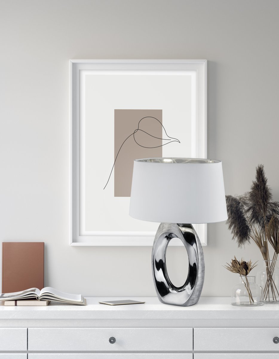 Taba 52cm Hopea pöytävalaisin valmistajalta Trio Lighting - Tyylikk&auml;&auml;ll&auml; hopeanv&auml;risell&auml; keraamisella pohjalla ja valkokankaalla varustettu valkokankainen n&auml;ytt&ouml;; ulkopinta ja hopeapinta; sis&auml;ll&auml; lamppu luo hienostuneen tunnelman.
