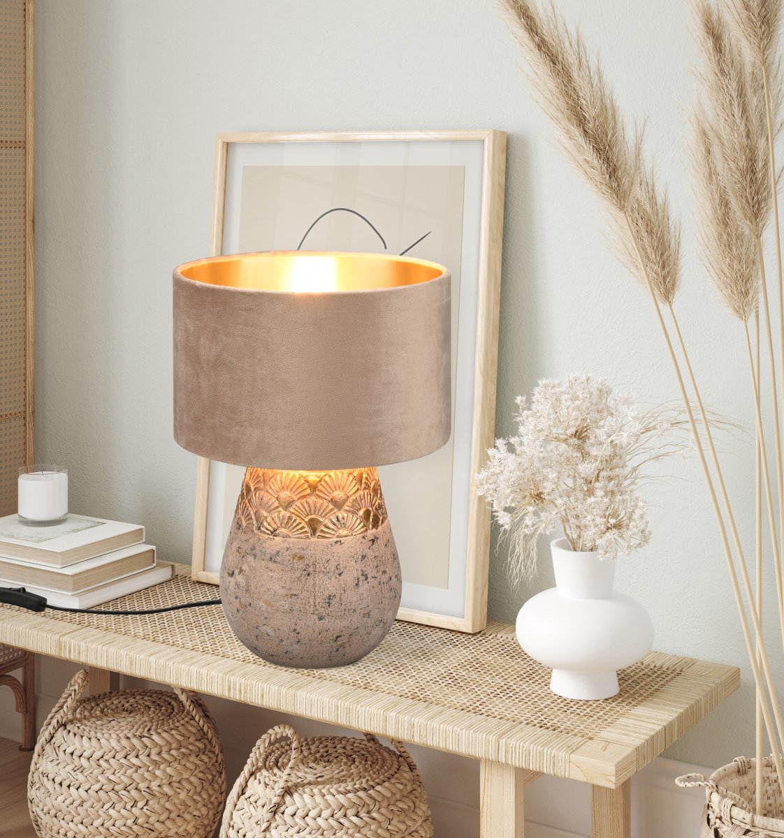 Kiran 38cm Harmaa pöytävalaisin valmistajalta Trio Lighting - KIRAN-pöytävalaisin yhdistää samettia ja keramiikkaa modernissa ja näyttävässä muotoilussa, joka herättää taatusti huomion.