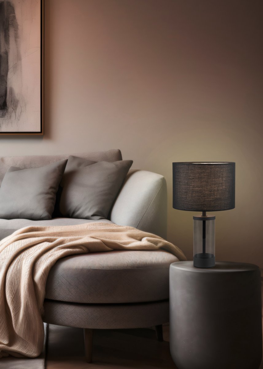 Grazia 34cm Musta pöytävalaisin valmistajalta Trio Lighting - Pöytävalaisin Grazia yhdistää tyylikkään kangasvarjostimen tyylikkääseen lieriömäiseen lasi- ja metallijalkaan, mikä antaa harmonisen ja hienostuneen vaikutelman.