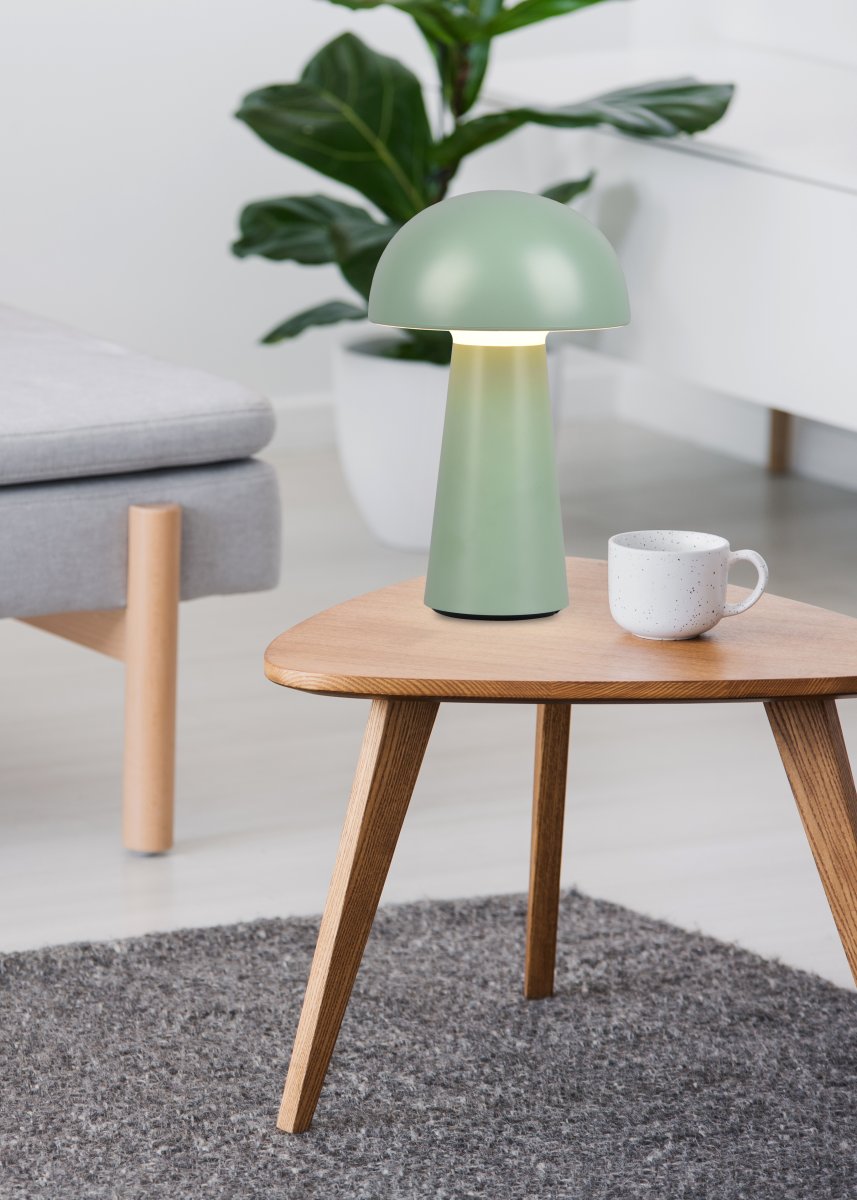 Lennon 22cm Vihreä Siirrettävä valmistajalta Trio Lighting - Lennon-p&ouml;yt&auml;valaisimessa yhdistyy tyylik&auml;s muotoilu ja k&auml;yt&auml;nn&ouml;llinen toimivuus, ja se sopii t&auml;ydellisesti sek&auml; sis&auml;- ett&auml; ulkok&auml;ytt&ouml;&ouml;n.