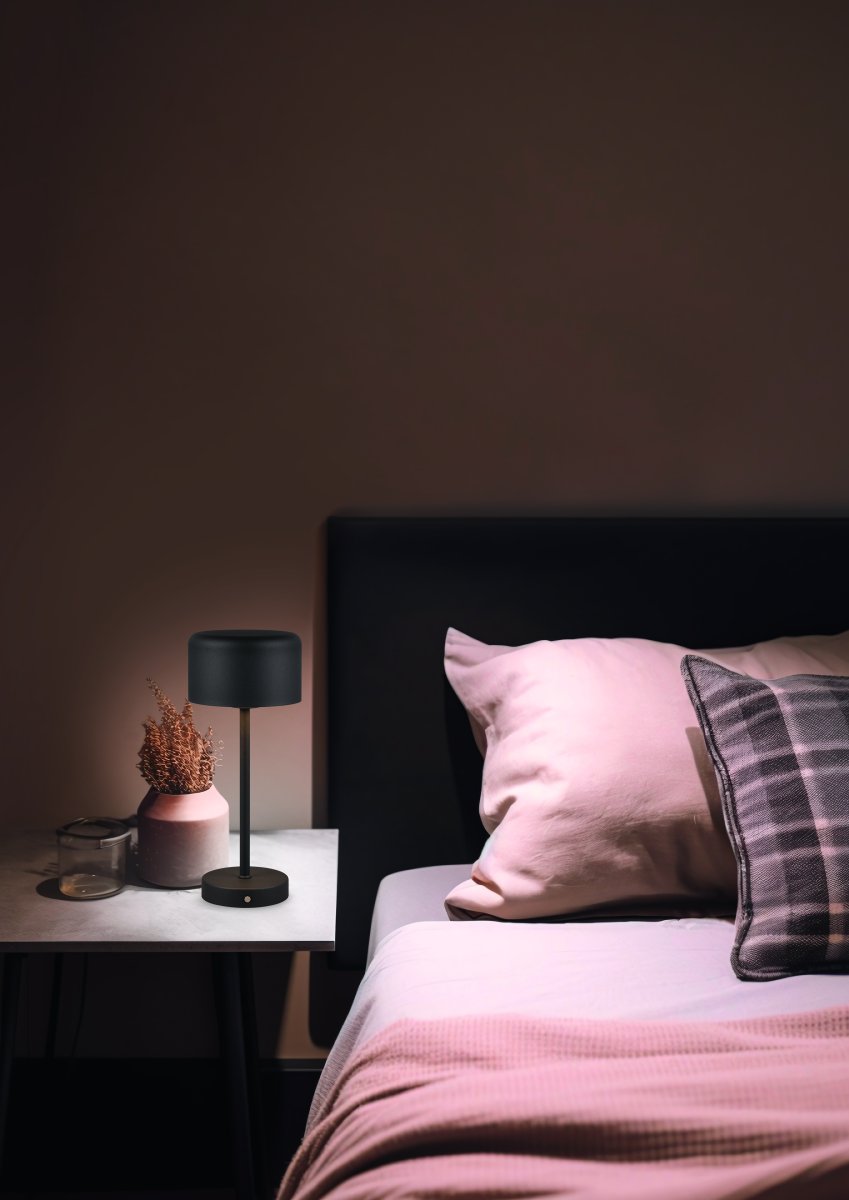 Jeff 30cm Musta Siirrettävä valmistajalta Trio Lighting - Ladattavan akun ja helpon latauksen USB-C-portin kautta se voidaan sijoittaa minne tahansa ilman kaapeleita ja luoda kodikkaan valon tunnelman.
