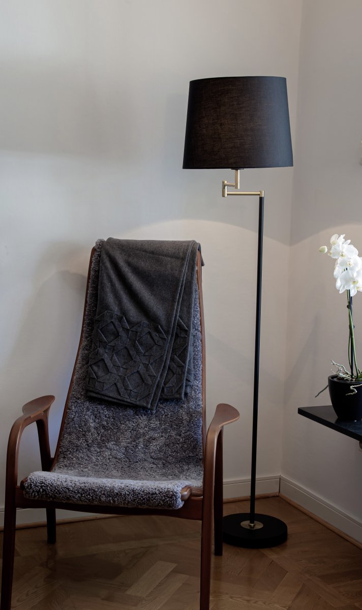 Birka Musta lattiavalaisin valmistajalta Aneta Lighting - Birka-lattiavalaisin valkoiseksi lakattua metallia ja yksityiskohdat messinki&auml;; k&auml;&auml;ntyv&auml; varsi, mukaan lukien tekstiiliverkko.