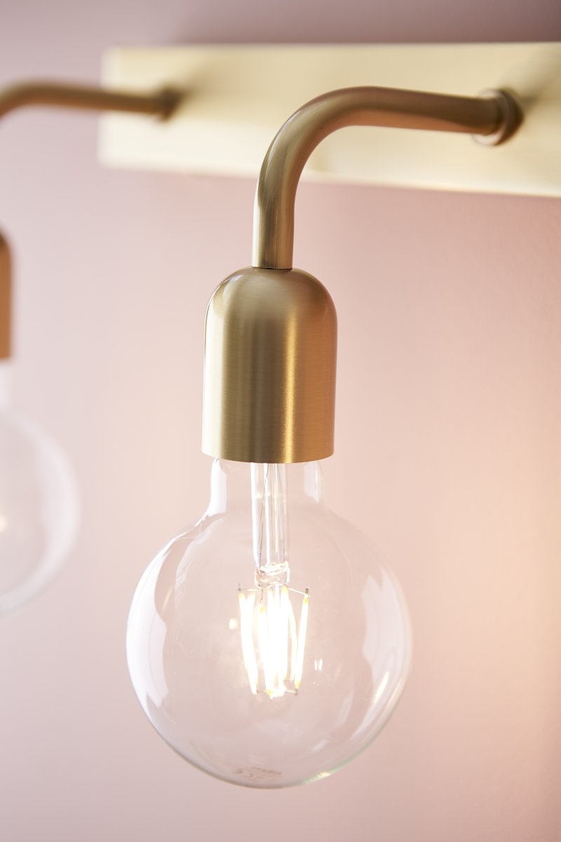 Regal Harjattu messinki kylpyhuoneen valaisin valmistajalta Belid - Regal on elegantti sein&auml;valaisin, jossa on hieman takorautainen jalusta.