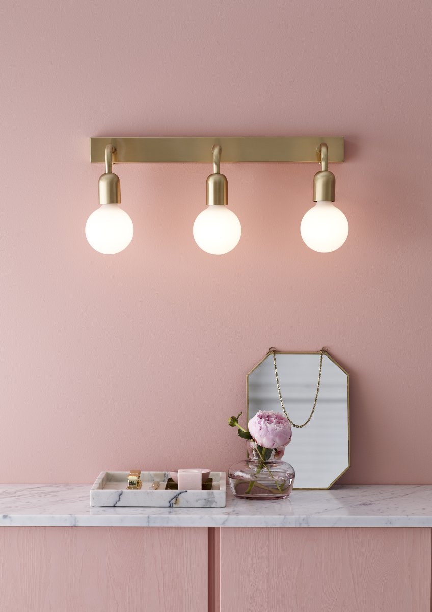 Regal Harjattu messinki kylpyhuoneen valaisin valmistajalta Belid - Regal on elegantti sein&auml;valaisin, jossa on hieman takorautainen jalusta.