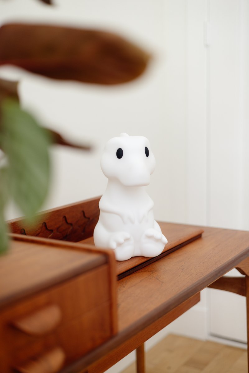 Rena First Light Valkoinen lasten valaisin valmistajalta Mr Maria - Akun kesto on jopa 120 tuntia kirkkaudesta riippuen ja helppo USB-C-lataus, joten se on valmis valaisemaan y&ouml;n uudelleen ja uudelleen.