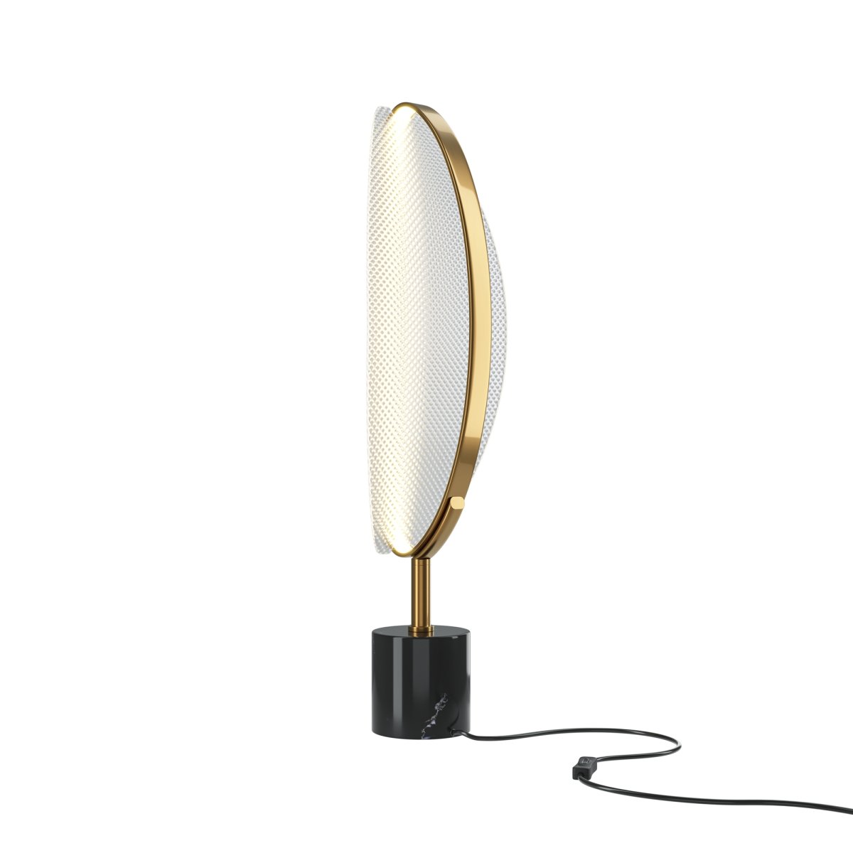 Breeze 63cm Messinki pöytävalaisin valmistajalta Maytoni - Ohut, soikea näyttö yhdistettynä kultaiseen kiinnitykseen ja tummaan marmoriin luo harmonisen tasapainon ylellisyyden ja minimalismin välillä.