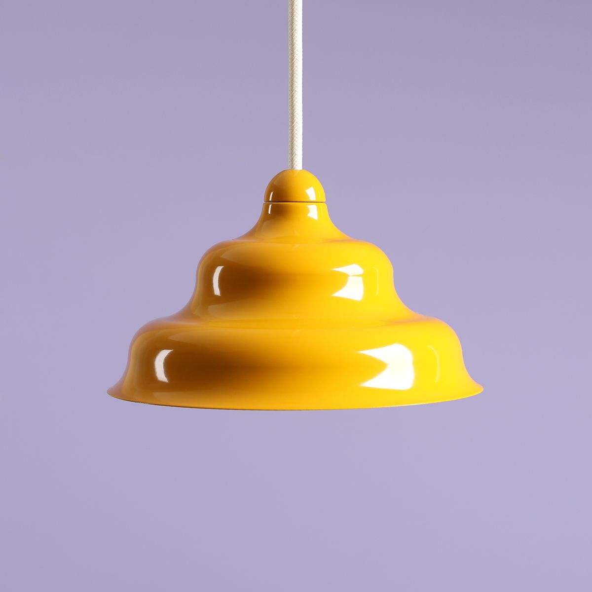 Wave Ø17 Keltainen kattovalaisin valmistajalta Artera - Wave on moderni riipus retro-designilla, joka tekee siitä monipuolisen valaistuksen ja sopii jokaiseen kotiin.