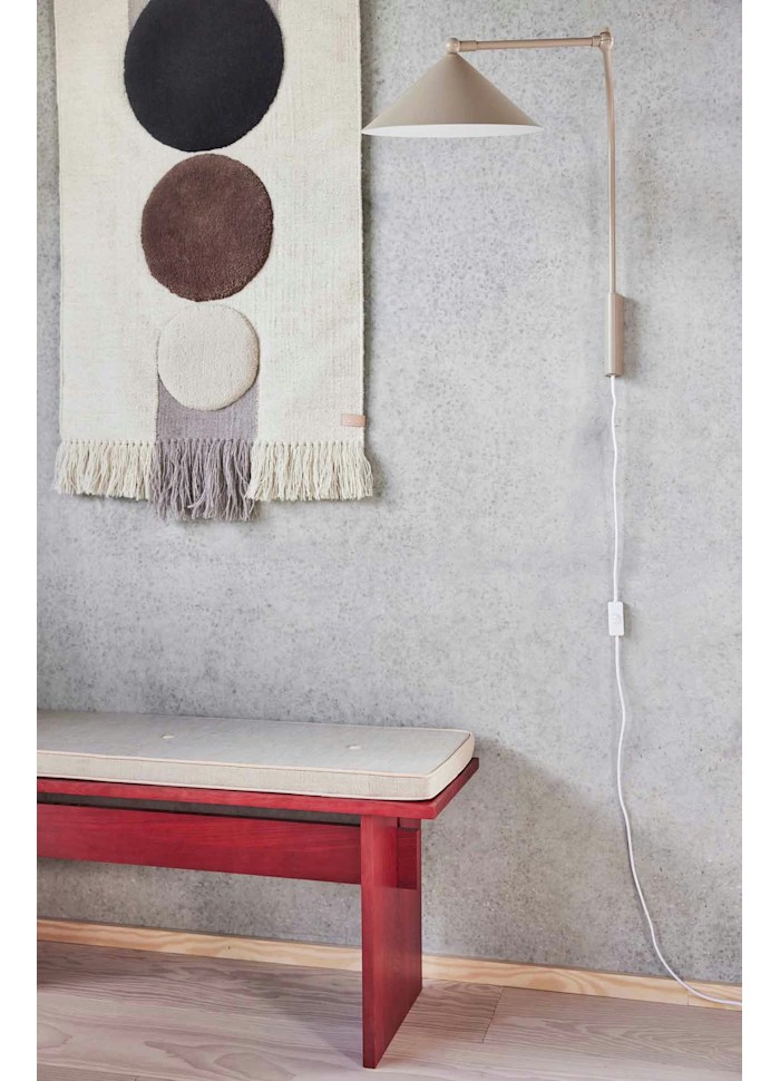 Kasa 60cm Beige seinävalaisin valmistajalta OYOY - Elegantin muotonsa ansiosta valaisin sopii kaikenlaisiin sisustuksiin ja antaa huoneelle persoonallisuutta ja tyyliä.