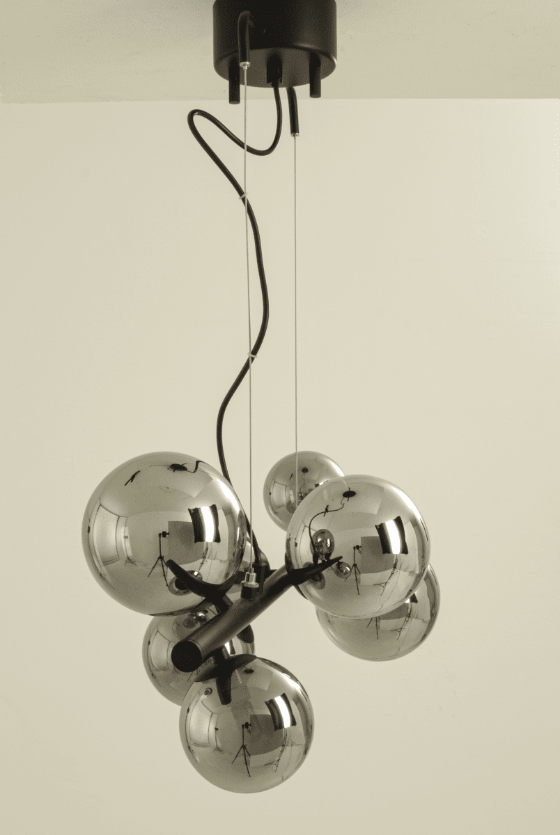 Molekyl 58cm Savun harmaa kattovalaisin valmistajalta Aneta Lighting - MOLEKYL moderni tyylikäs kattovalaisin mustaksi lakattua metallia, jossa on 7 savunväristä lasikupua kahdessa eri koossa.