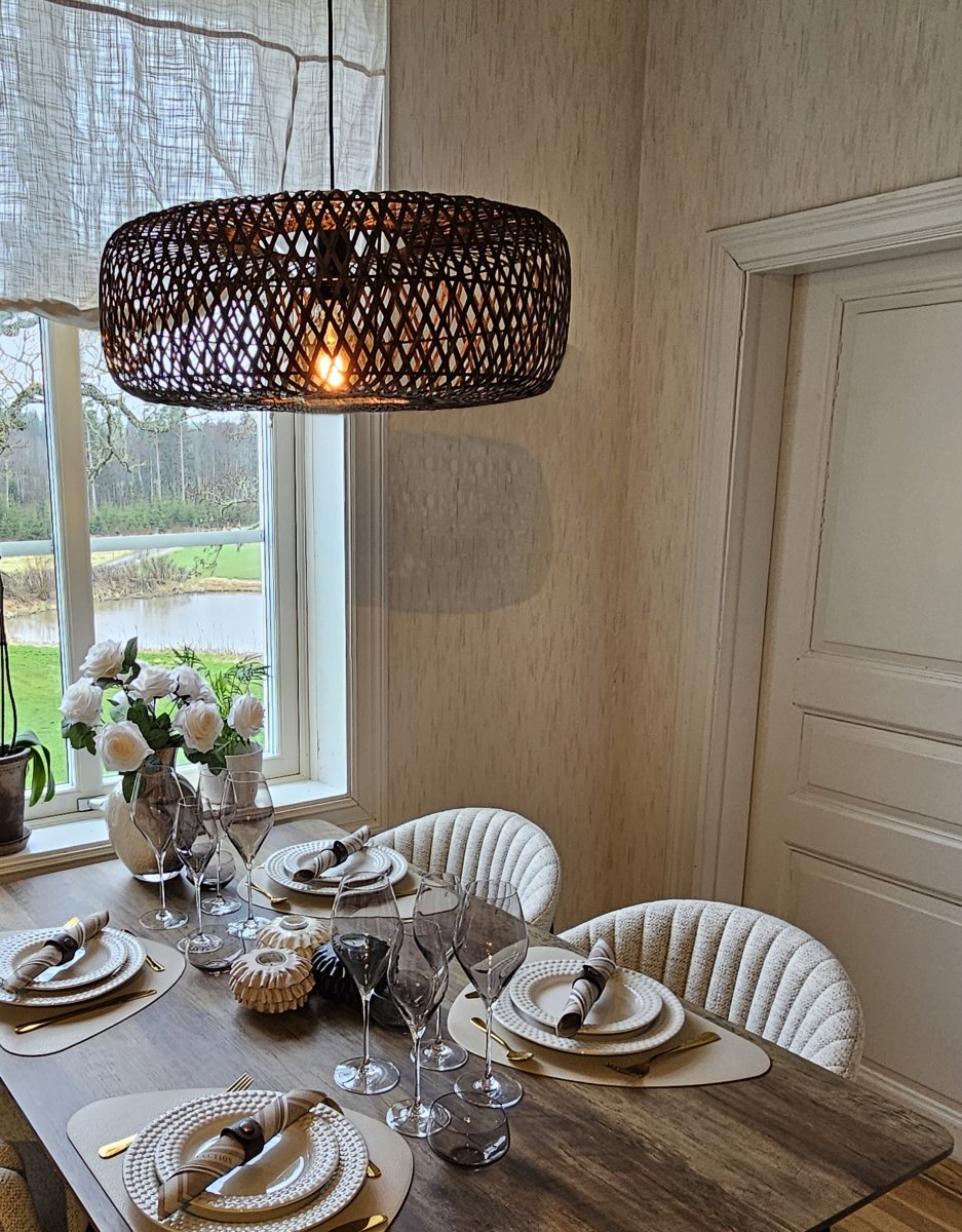 Savanna Ø57 Ruskea kattovalaisin valmistajalta Aneta Lighting - Savanna kattovalaisin on luonnollinen ja maanläheinen valaisin, joka sopii täydellisesti moderniin skandinaaviseen kotiin.