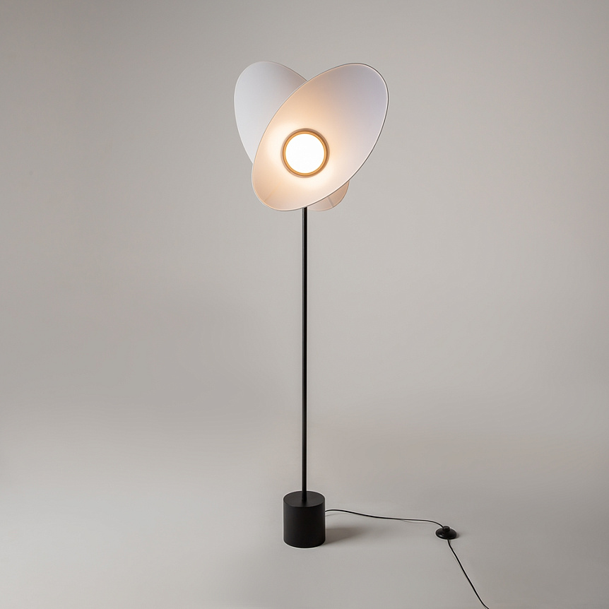 Evolution Valkoinen lattiavalaisin valmistajalta Maytoni - Evolution on moderni LED-lattiavalaisin, jossa on k&auml;&auml;nnett&auml;v&auml;t varjostimet, joiden avulla voit hallita sek&auml; valon muotoa ett&auml; suuntaa.