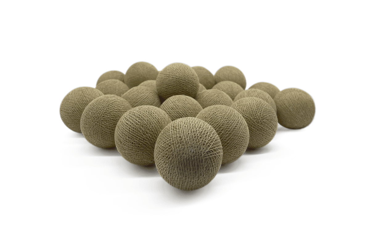 Irislights Sand Beige 35-lights Hiekka valmistajalta Irislights - K&auml;sintehdyt pallot on valmistettu ohuesta, k&auml;sinv&auml;rj&auml;tyst&auml; langasta ja ymp&auml;rist&ouml;yst&auml;v&auml;llisest&auml; liimasta, mik&auml; tekee jokaisesta sarjasta ainutlaatuisen.