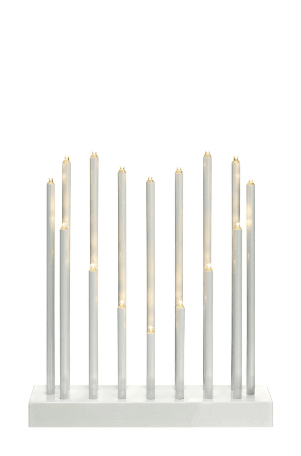 Romans Valkoinen valmistajalta Markslöjd - Modernissa designissa yhdistyvät perinteet ja tyyli, mikä tekee siitä täydellisen koristeen ristikkoikkunoihin ja pöytiin.