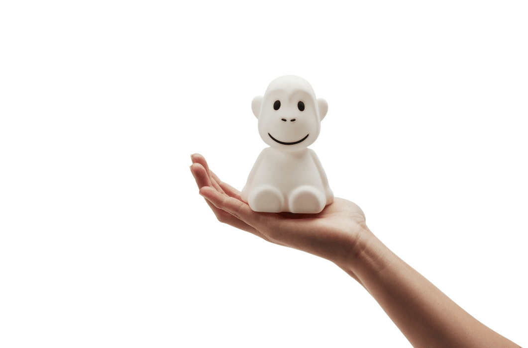 Bundle of Light - Monkey Mini Valkoinen lasten valaisin valmistajalta Mr Maria - Lis&auml;&auml; valoa ja iloa p&auml;iv&auml;&auml;si ja kotiisi t&auml;ll&auml; vieh&auml;tt&auml;v&auml;ll&auml; Monkey-lampulla.