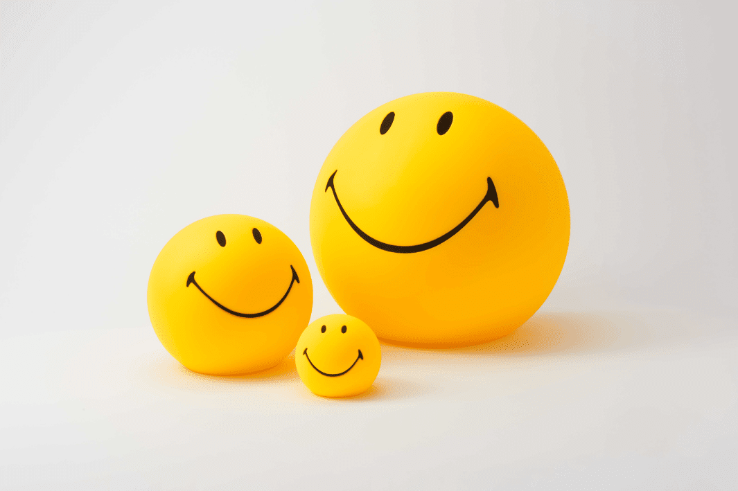 Bundle of Light - Smiley Mini Keltainen lasten valaisin valmistajalta Mr Maria - Lisää valoa ja iloa päivääsi ja kotiisi tällä viehättävällä Smiley-lampulla.