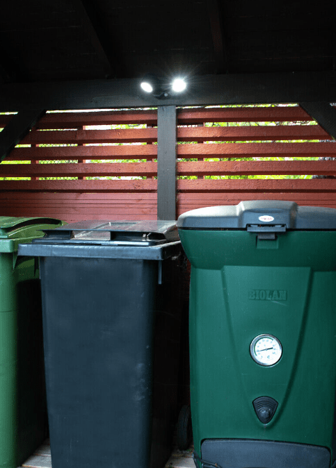 Paristokäyttöinen Lamppu Anturilla Musta ulkovalo valmistajalta Airam - Kun kytkin on P&auml;&auml;ll&auml;-asennossa, lamppu syttyy 30 sekunniksi, kun se havaitsee liikkeen, ja sammuu, jos liikett&auml; ei havaita viiteen sekuntiin sen j&auml;lkeen.