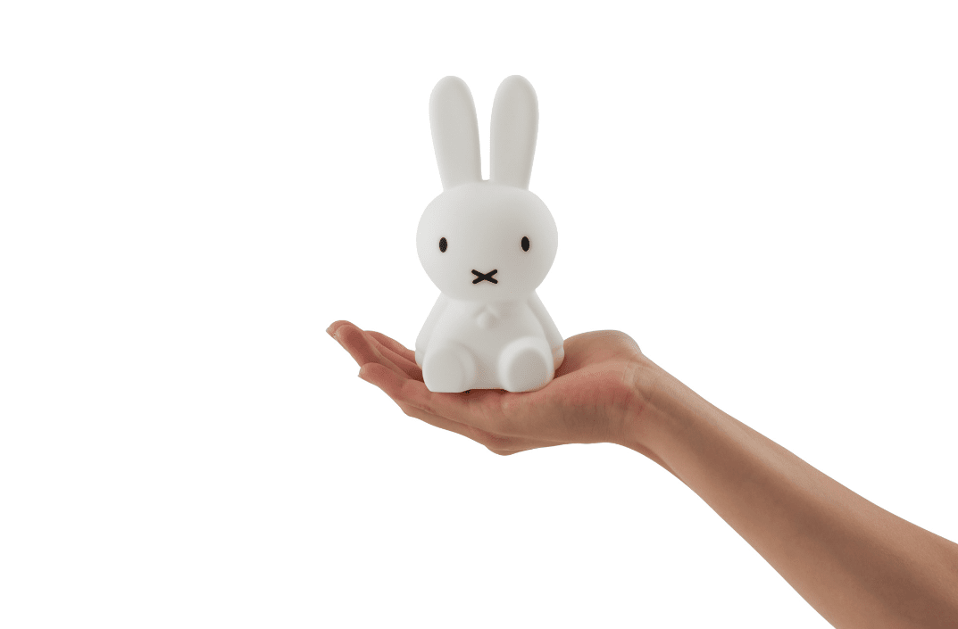 Bundle of Light - Miffy Mini Valkoinen lasten valaisin valmistajalta Mr Maria - Lis&auml;&auml; valoa ja iloa p&auml;iv&auml;&auml;si ja kotiisi t&auml;ll&auml; vieh&auml;tt&auml;v&auml;ll&auml; Miffy-lampulla.