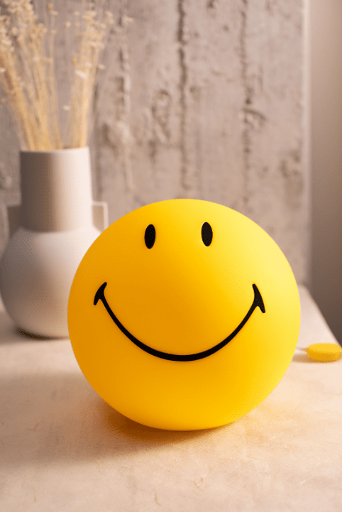 Smiley Star Light Keltainen lasten valaisin valmistajalta Mr Maria - Tarinoistaan ja tyylikkäästä ilmeestään tunnetusta ja rakastetusta Smileystä tulee ainutlaatuinen ja rauhoittava yksityiskohta huoneessa.