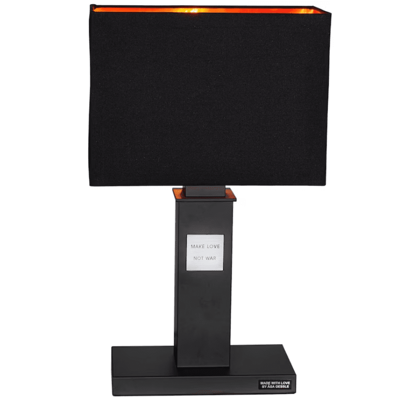 In Love 56cm Musta pöytävalaisin valmistajalta By Rydéns - In Love pöytävalaisin on tyylikäs, tyylikäs valaisin, jossa on suorat, kiinteät muodot mustana, mattana, metallina.