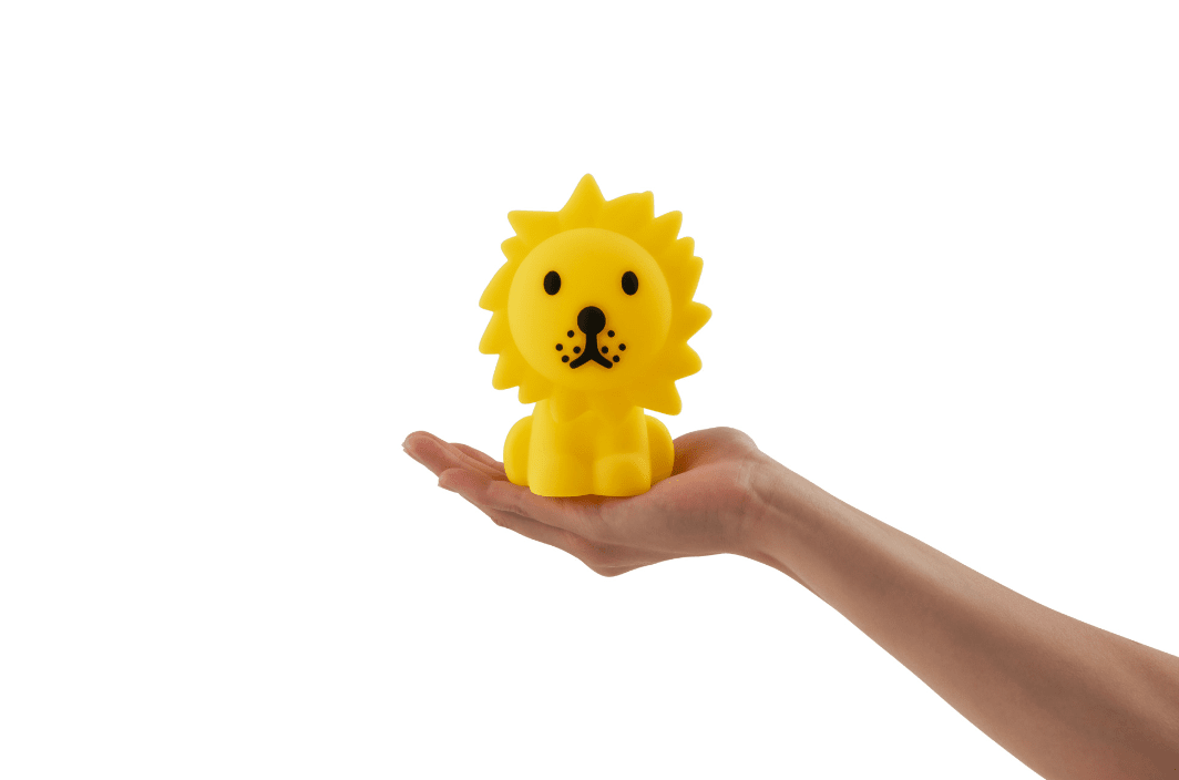 Bundle of Light - Lion Mini Keltainen lasten valaisin valmistajalta Mr Maria - Lis&auml;&auml; valoa ja iloa p&auml;iv&auml;&auml;si ja kotiisi t&auml;ll&auml; hurmaavalla leijonalampulla.