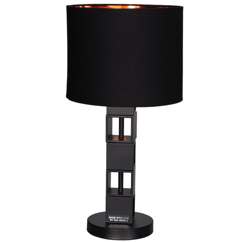 Hello Sunshine 50cm Musta pöytävalaisin valmistajalta By Rydéns - Valaisimen varjostimen sis&auml;puoli on kuparinv&auml;rinen, mik&auml; tarkoittaa, ett&auml; valo heijastuu ja antaa l&auml;mpim&auml;n ja miellytt&auml;v&auml;n vaikutelman.