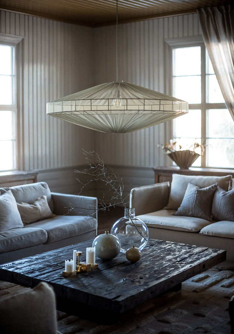 Alba Varjostin Ei Sisällä Ripustusta Ø115 Vihreä kattovalaisin valmistajalta Alde & Lind - L&auml;pin&auml;kyv&auml;n salvianvihre&auml;n kankaan ansiosta Alba-lampunvarjostimella on hienostunut ja elegantti ilme.