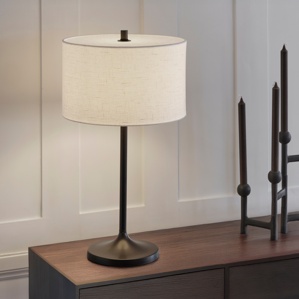 Soft 64cm Valkoinen/pronssi pöytävalaisin valmistajalta Belid - Soft-p&ouml;yt&auml;valaisin on tyylik&auml;s ja harmoninen valaisin, jossa on valkoinen, Euroopassa kasvatetusta pellavasta valmistettu varjostin ja metallinen pronssipintainen jalusta.