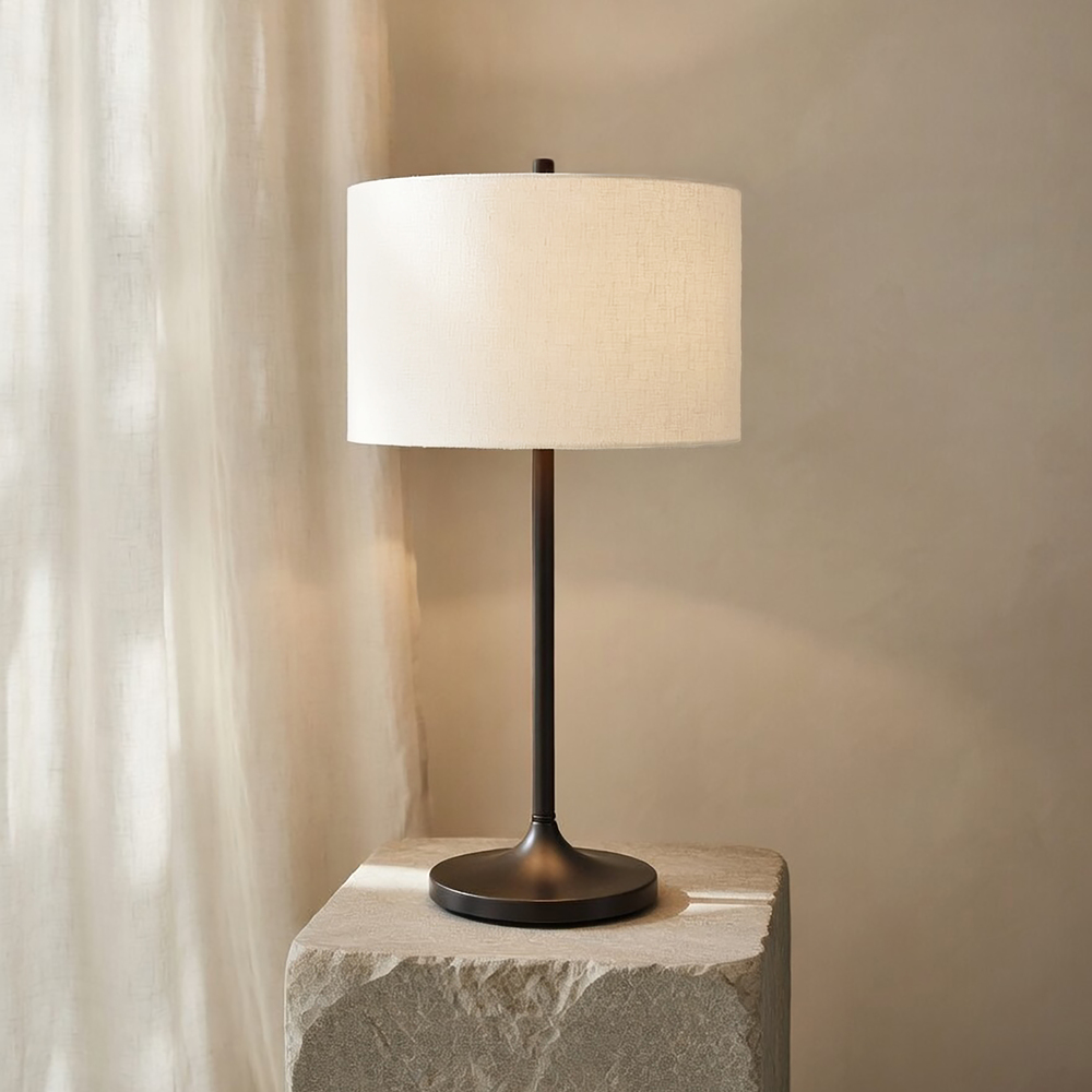 Soft 64cm Valkoinen/pronssi pöytävalaisin valmistajalta Belid - Soft-p&ouml;yt&auml;valaisin on tyylik&auml;s ja harmoninen valaisin, jossa on valkoinen, Euroopassa kasvatetusta pellavasta valmistettu varjostin ja metallinen pronssipintainen jalusta.