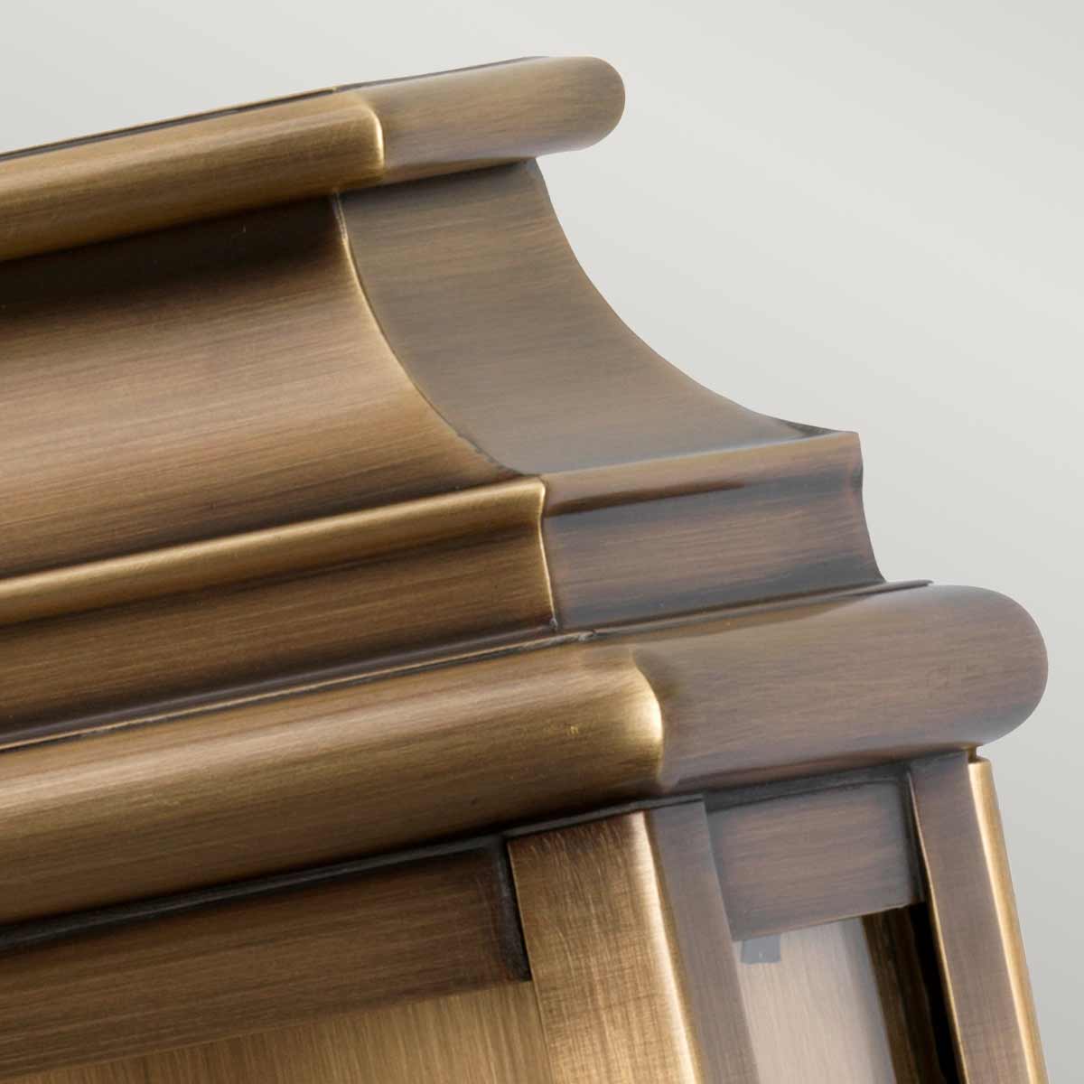 St Martins 30cm Antiikki messinki ulkovalo valmistajalta Elstead Lighting - Tillverkad av massiv m&auml;ssing och klart glas, erbjuder den en robust och h&aring;llbar konstruktion som utvecklar en vacker patina &ouml;ver tid.