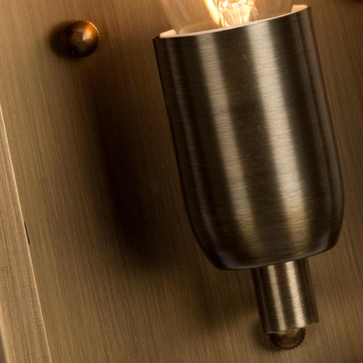 St Martins 30cm Antiikki messinki ulkovalo valmistajalta Elstead Lighting - Tillverkad av massiv m&auml;ssing och klart glas, erbjuder den en robust och h&aring;llbar konstruktion som utvecklar en vacker patina &ouml;ver tid.